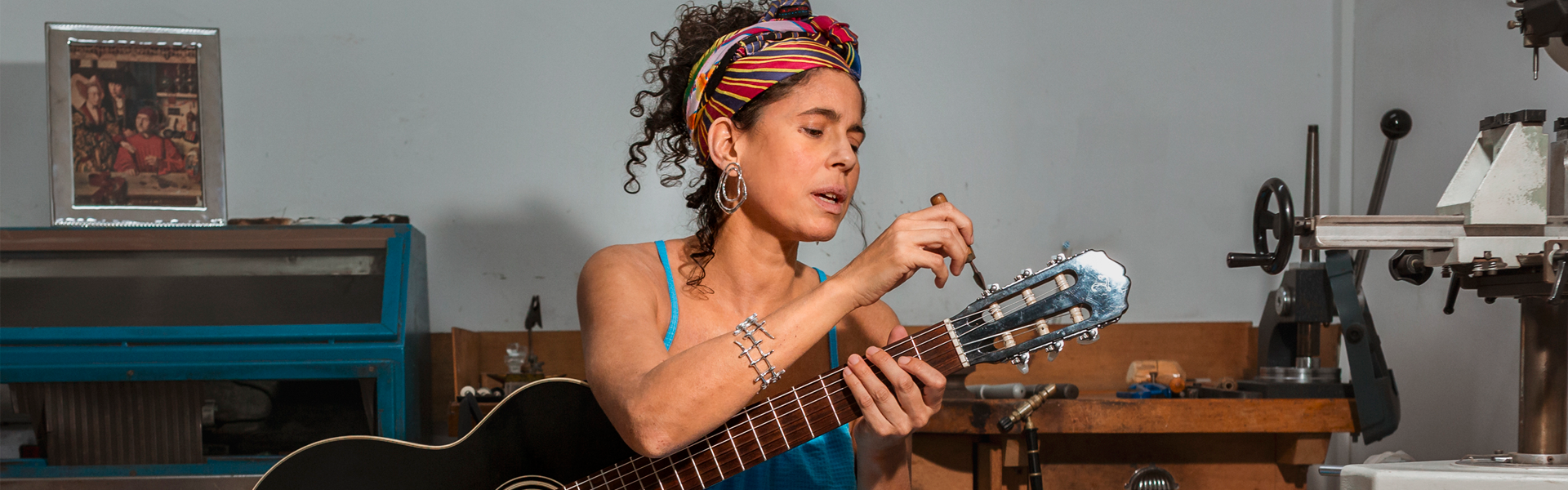 Alicia Canguero posando en un taller de joyería.